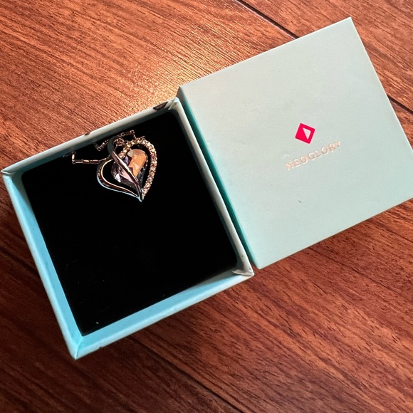 Beautiful, heart pendant, and light, blue, and silver. - Picture 2 of 2